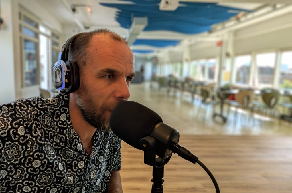 Marc Hartman van Hartpro.nl neemt een podcast op voor organisaties en professionals