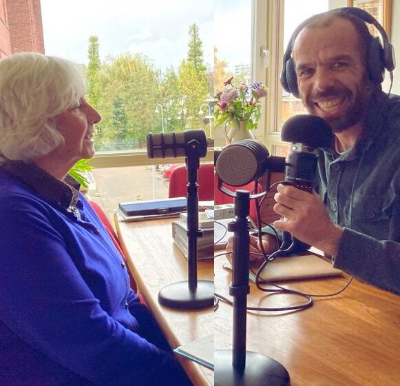 Marc Hartman neemt een persoonlijke podcast op en interviewt een oma tijdens een gesprek voor op portfolio hartpro.nl